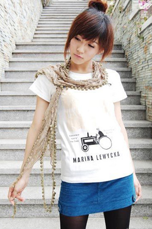 塗鴉T+短裙 熟女(nǚ)裝嫩七法