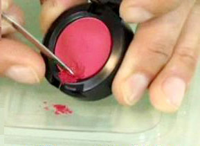 閑物(wù)利用(yòng) 眼影粉變身指甲油