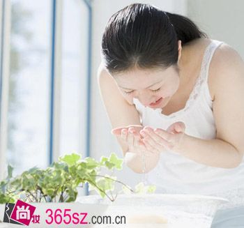 夏日洗臉 水(shuǐ)溫多少(shǎo)比較合适