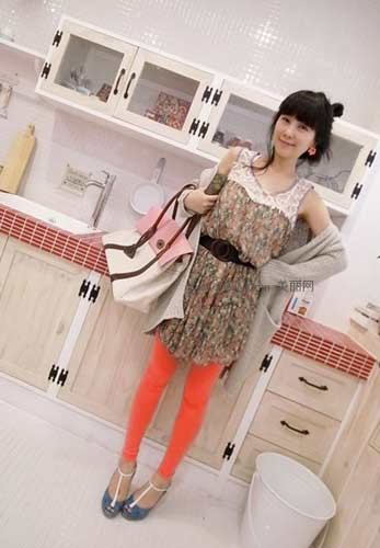 熒光(guāng)橘色褲襪很是顯眼