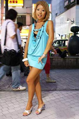 熒光(guāng)藍色的(de)連衣裙很适合MM們晚上(shàng)晚上(shàng)約會(huì)穿著(zhe)